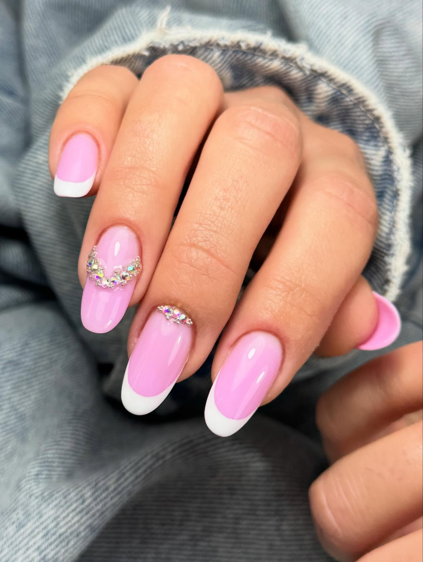 Różowy manicure z kryształkami wykonany w angelbeauty.ak